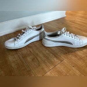 Classic vintage puma with iridescent accents. Can be cleaned.